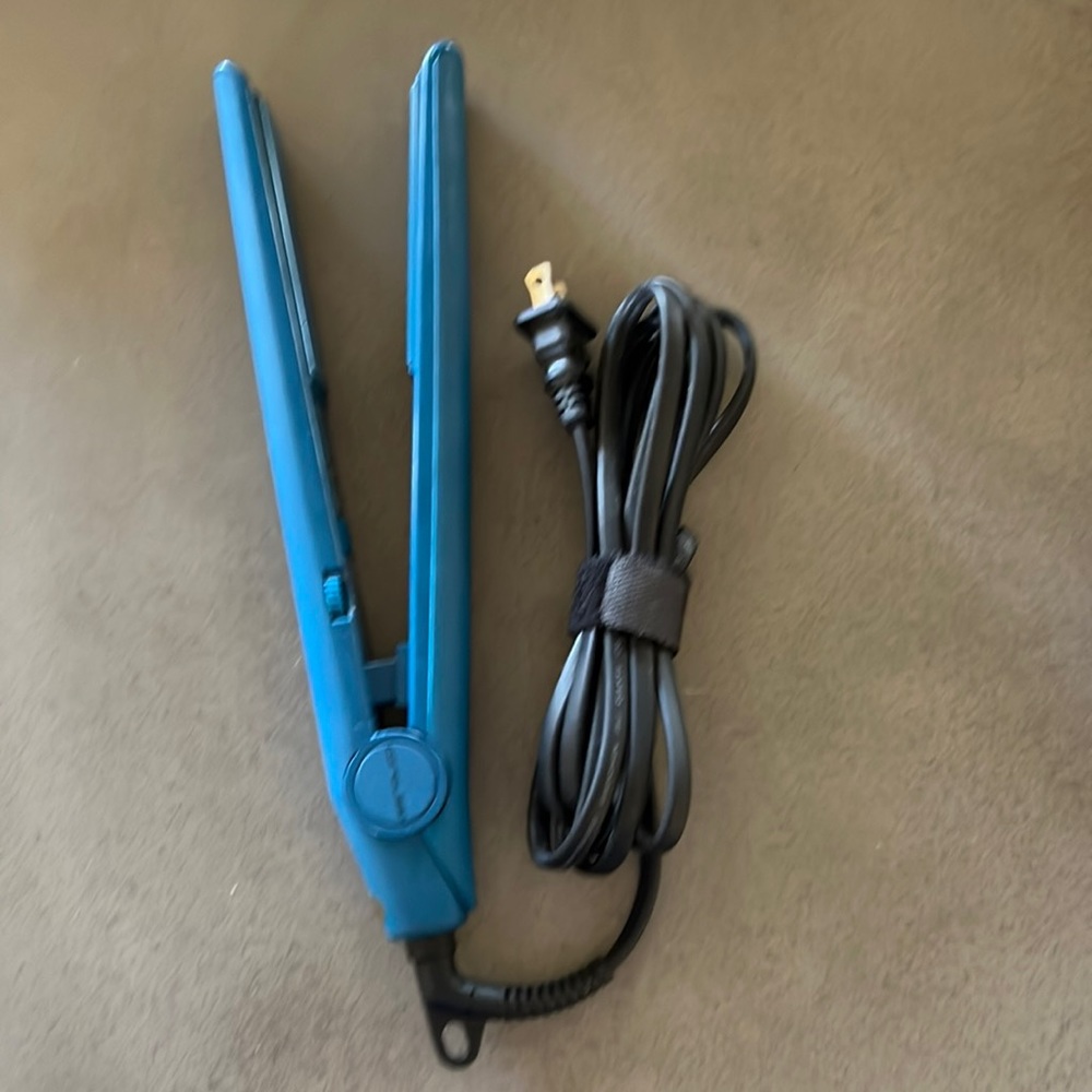 Corioliss Ceramic flat iron. 1” plates.